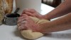 小麦粉をこねて、パンを焼く