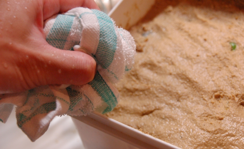 ぬか床の汚れを布巾でふきとる