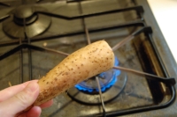 山芋のひげをあぶる