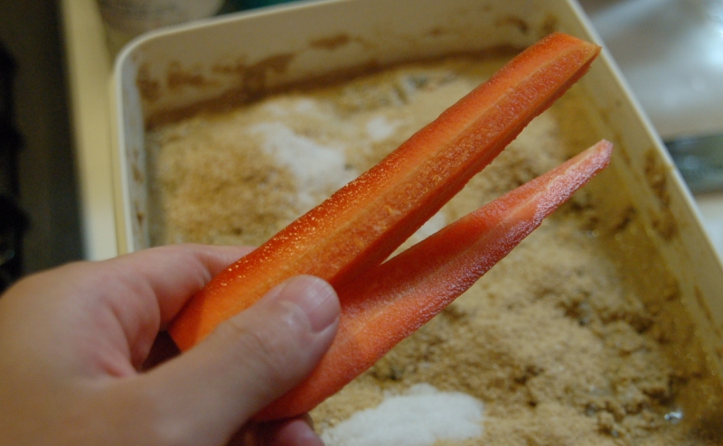 にんじんをぬか床へ入れる