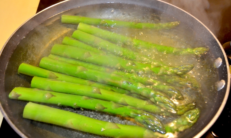 アスパラガスをゆでる