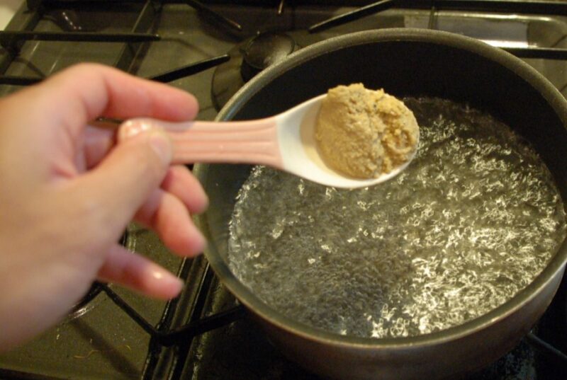 鍋にぬかを入れる