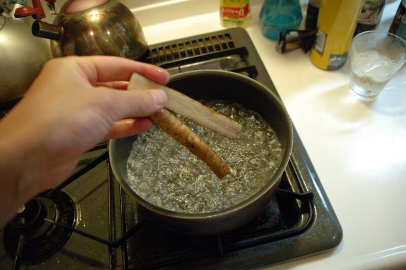 ごぼうをゆでる