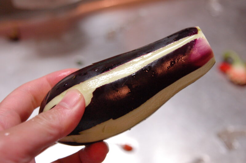 縦じま状に皮をむいたなす