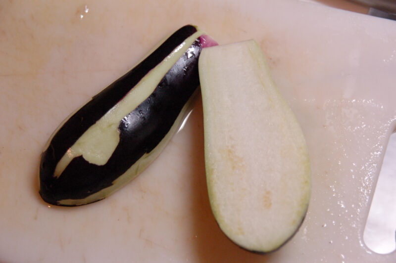 なすを半割りに