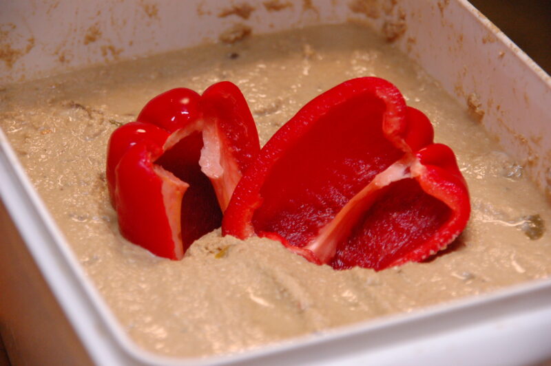 ぬか床へパプリカを入れる