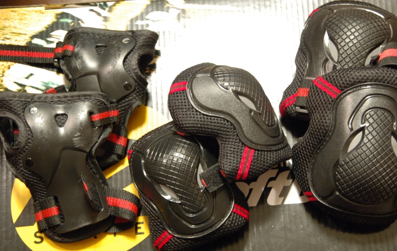 実際に使っていたプロテクター一式。肘・膝・手首の3点セット