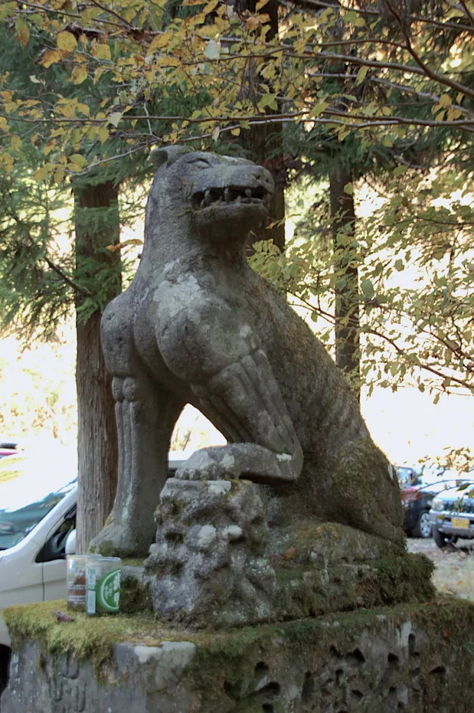 狼の石像