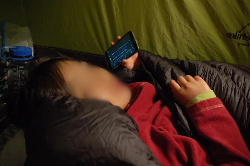 テントで眠る娘