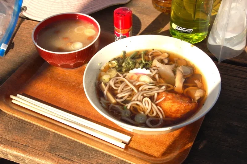 なめこ汁と山菜そば