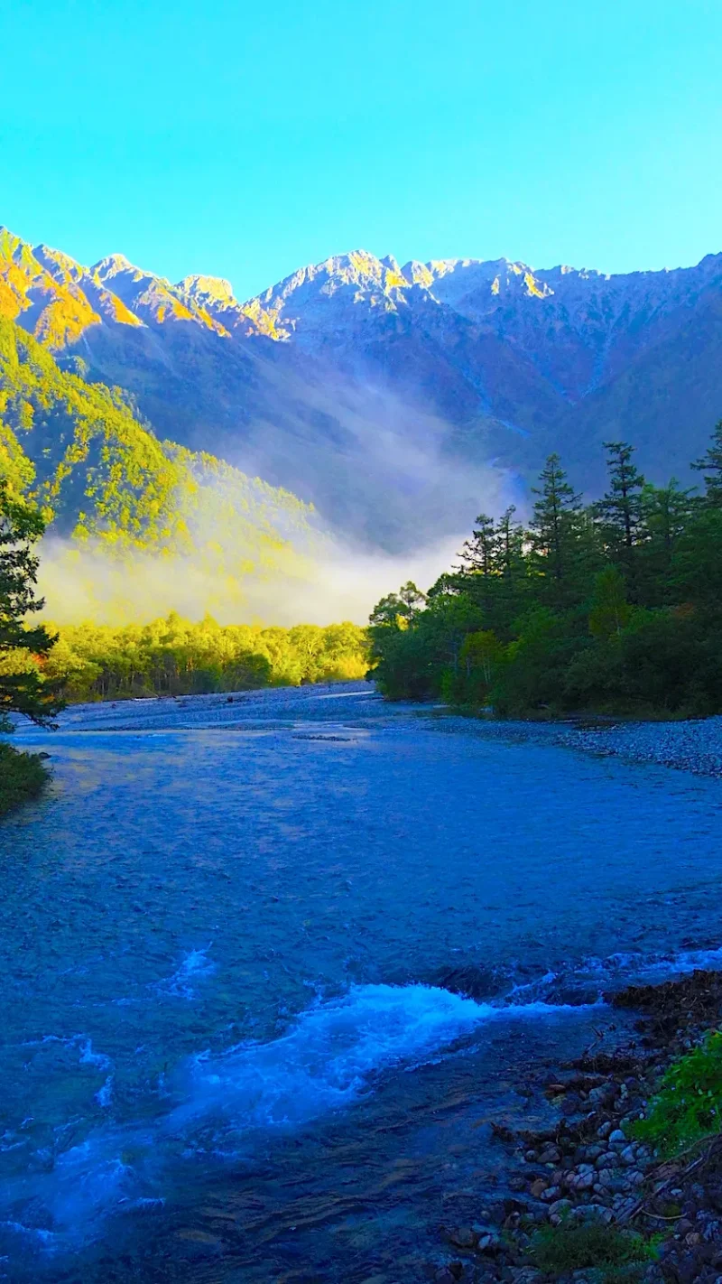 穂高連峰から流れ出た清冽な雪解け水が勢いよく流れていきます。